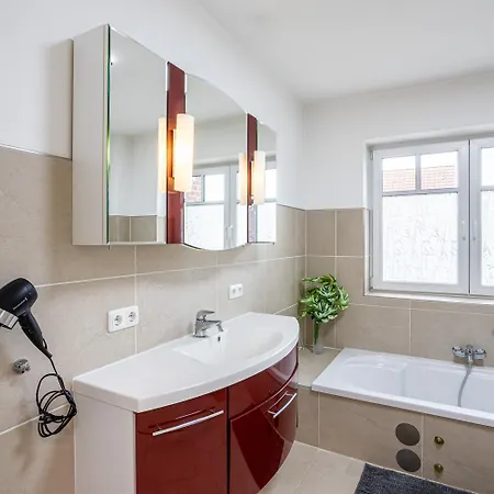 Grosses Haus Fuer Gruppen Und Laengere Aufenthalte 210qm - 5 Sz, Garten, Bis 10 Personen Reppenstedt
