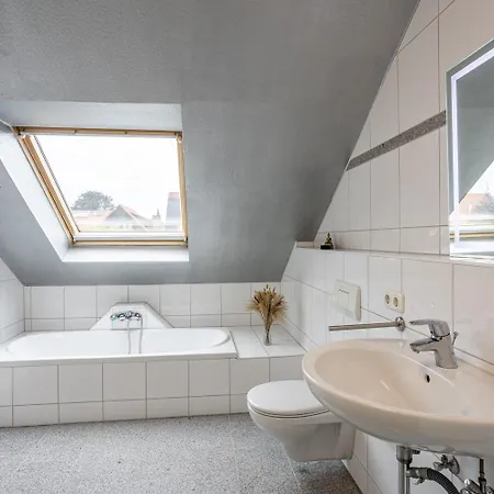 Appartamento Grosses Haus Fuer Gruppen Und Laengere Aufenthalte 210qm - 5 Sz, Garten, Bis 10 Personen Reppenstedt